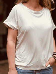 T-Shirt aus Viskose mit Satin-Details "TESSA" kann von Größe 36-42 getragen werden, Wollweiß