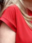 Preview: T-Shirt aus Viskose mit Satin-Details "TESSA" kann von Größe 36-42 getragen werden, Rot