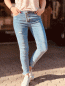 Preview: HERZALLERLIEBST - Super bequeme Jeans "AMIRA" mit Reißverschluss und Knopfleiste, in den Größen XS-XL wählbar, Light Denim