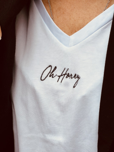 Herzallerliebst - T-Shirt bestickt "OH HONEY" kann von Größe 36-44 getragen werden, Weiß-Schwarz