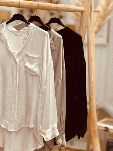 Zauberhafte Bluse mit Brusttasche aus Viskose/Seide "EVA" kann von Größe 36-42 getragen werden, Wollweiß