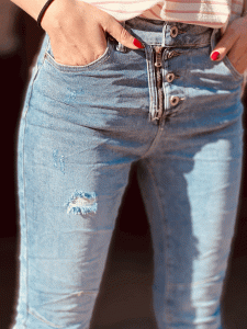 HERZALLERLIEBST - Super bequeme Jeans "AMIRA" mit Reißverschluss und Knopfleiste, in den Größen XS-XL wählbar, Light Denim