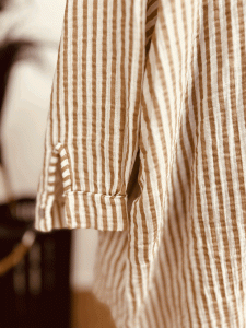 Gestreifte Oversize Musselin-Bluse "HANNI" kann von Größe 36-44 getragen werden, Weiß-Beige