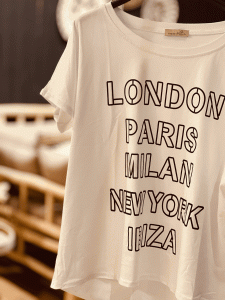 Herzallerliebst - T-Shirt "LONDON, PARIS, MILANO, NEW YORK, IBIZA" kann von Größe 36-44 getragen werden, Weiß-Schwarz