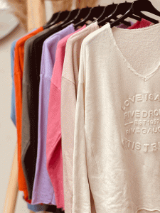 Langarm-Shirt mit V-Ausschnitt "LOVE IS ART - CANDY" verschiedene Farben