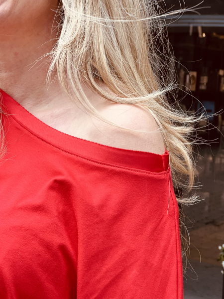 T-Shirt aus Viskose mit Satin-Details "TESSA" kann von Größe 36-42 getragen werden, Rot