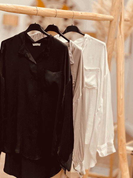 Zauberhafte Bluse mit Brusttasche aus Viskose/Seide "EVA" kann von Größe 36-42 getragen werden, Schwarz