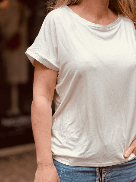 T-Shirt aus Viskose mit Satin-Details "TESSA" kann von Größe 36-42 getragen werden, Wollweiß